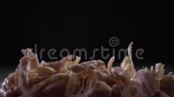 煮熟的鸡落在黑暗的表面上视频的预览图