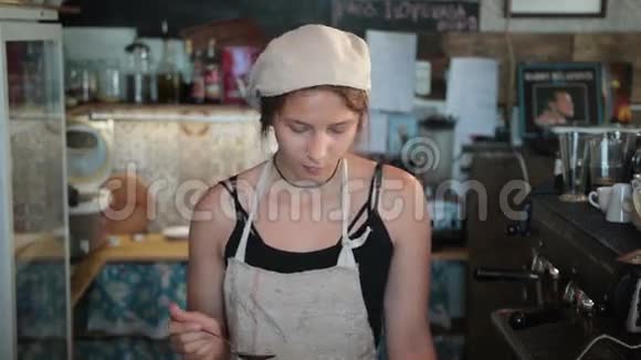 女厨师品尝美味的蔬菜汤视频的预览图