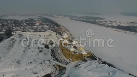 鸟瞰霍廷城堡乌克兰西部欧洲冬季景观视频的预览图