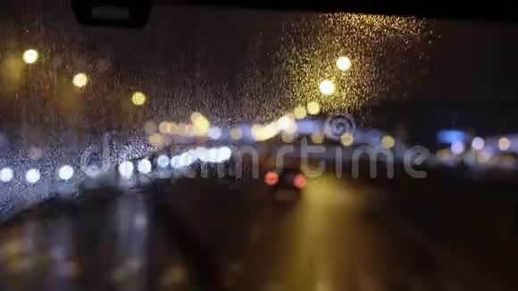 雨夜公共汽车行驶视频的预览图