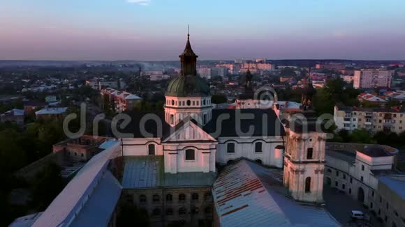 中世纪天主教古堡乌克兰伯迪希夫市的一座城堡赤脚卡梅尔人修道院空中飞行视频的预览图