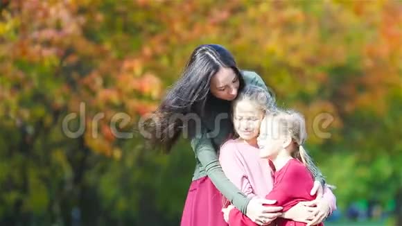 秋天的妈妈和孩子的家人年轻的母亲和小女孩享受温暖的秋天视频的预览图