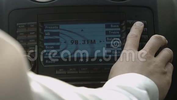 曼切换汽车收音机视频的预览图