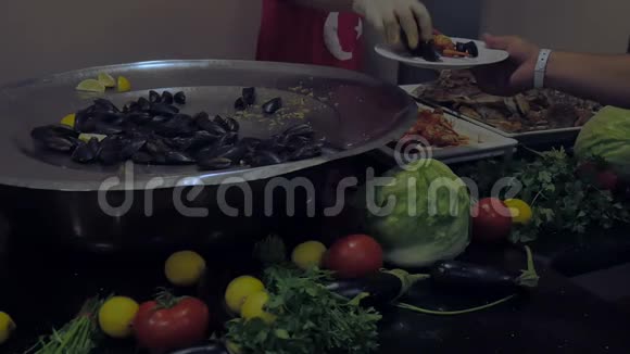 在一家豪华餐厅自助餐配海鲜螃蟹牡蛎小龙虾庆祝概念食物视频的预览图
