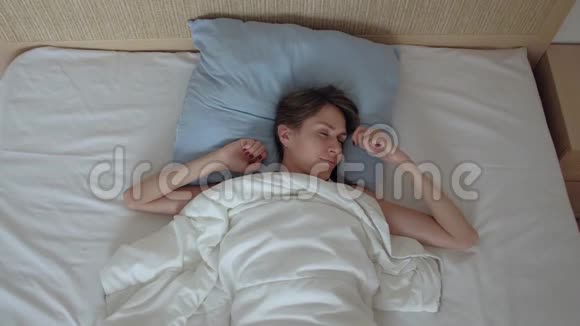 清晨睡觉的女人视频的预览图