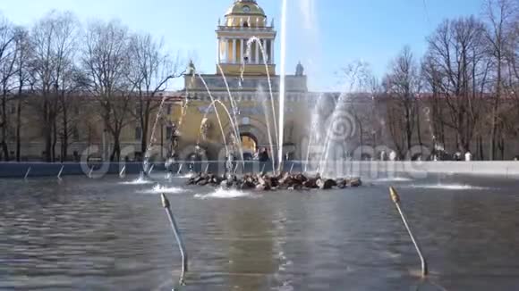 圣彼得堡金钟大厦主入口的喷泉人们四处走动视频的预览图