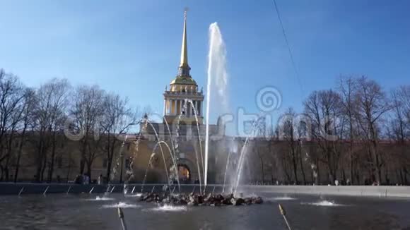 圣彼得堡金钟大厦主入口的喷泉人们四处走动视频的预览图