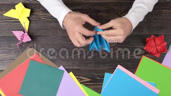 人做折纸鹤俯视图视频的预览图