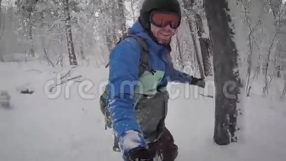 有乐趣的运动员在雪地森林里的一条新赛道上骑在滑雪板上天气冷所以他穿得很暖和视频的预览图