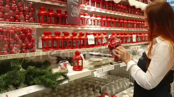 年轻女子在商店里挑选圣诞树装饰品视频的预览图