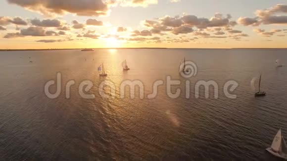 在海上航行的游艇的鸟瞰图和美丽的日落景色在公海的游艇视频的预览图