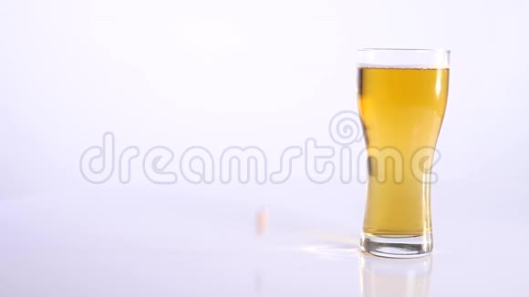 许多花生被洒在白色的背景上啤酒背景视频的预览图