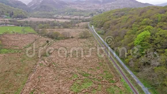 飞越田野河流和铁路两山之间视频的预览图