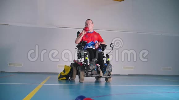 一个残疾人坐在轮椅上玩博奇亚视频的预览图