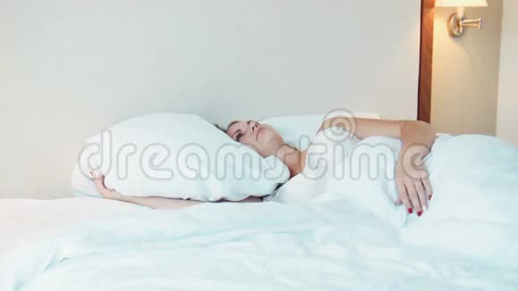睡在旅馆房间床上的女人视频的预览图