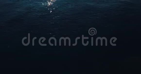 船只灯塔和海上日出史诗在山谷边缘和太阳耀斑4k无人机飞行视频的预览图