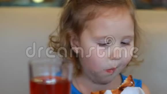 女孩在咖啡馆里吃快餐喝果汁视频的预览图