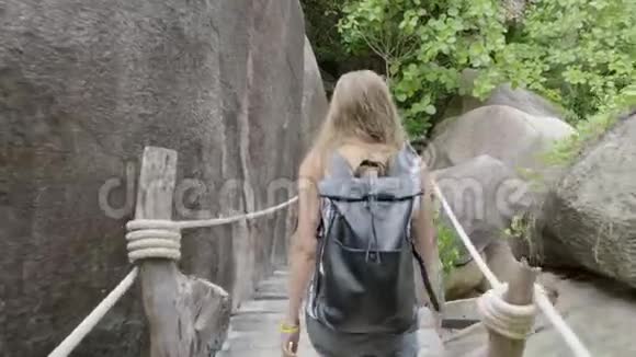 在丛林中走在小路上的女人视频的预览图