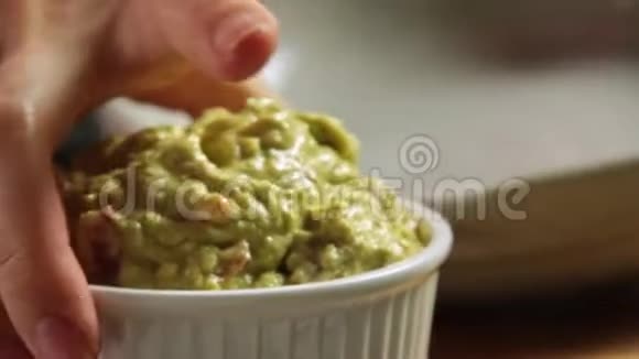 食品造型鳄梨酱配蔬菜早餐视频的预览图