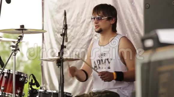 鼓手一边演奏音乐一边在安塞尔特摇滚乐队排练一首歌视频的预览图