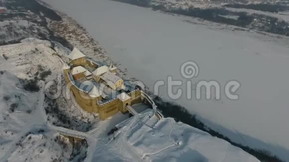 鸟瞰霍廷城堡乌克兰西部欧洲冬季景观视频的预览图