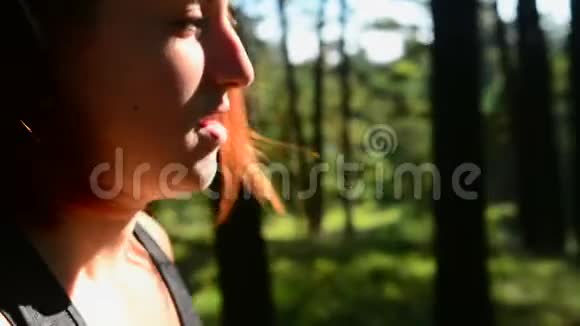 在森林里接近女跑步者视频的预览图