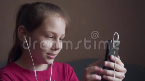 女孩听音乐从耳朵和感觉节奏视频的预览图