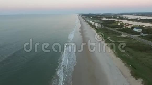 鸟瞰岛屿大道视频海岸间水道与海滩和海洋之间的道路视频的预览图