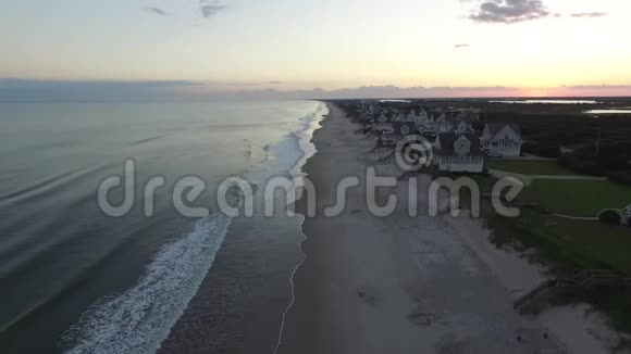 鸟瞰视频关闭海滩房屋海滨托普赛尔岛NC视频的预览图