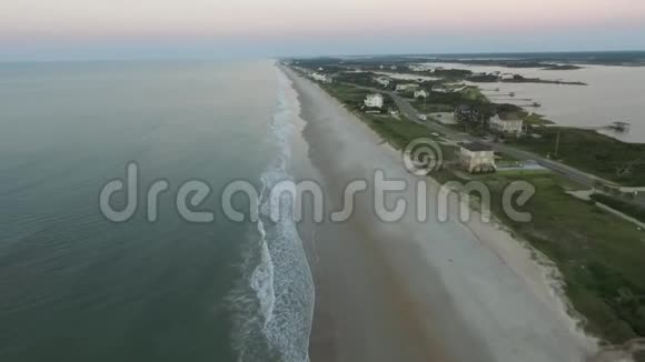 鸟瞰海岸间海滩房屋沙丘线海滩和海洋托岛NC视频的预览图