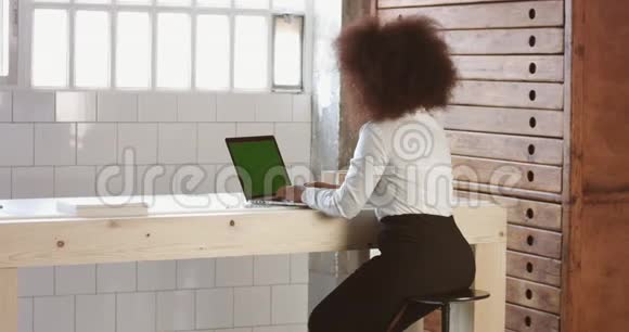 在办公室里有两个非洲头发的黑人妇女在工作过程中闲聊视频的预览图