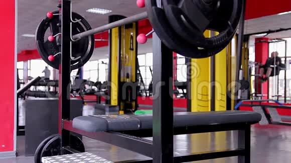 健身房里的气氛人们在健身在健身器材上做运动视频的预览图