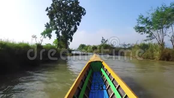 乘坐旅游船英乐湖视频的预览图