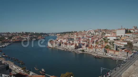 从葡萄牙时间推移停止的维拉诺瓦德盖亚的杜罗河上的老波尔图波尔图城和里贝拉全景视频的预览图