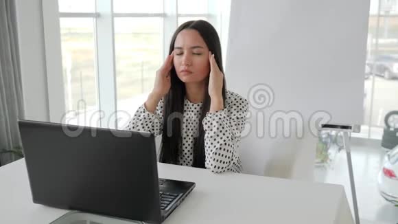 上班时头痛办公室里工作过度的女商人一桌子拿着笔记本电脑的女工人生气累了视频的预览图