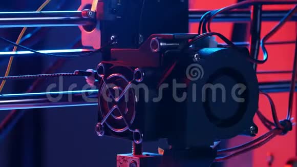现代生产技术的概念3D打印机打印数字特写视频的预览图