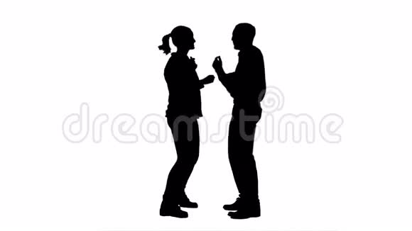 剪影年轻夫妇一起跳舞视频的预览图