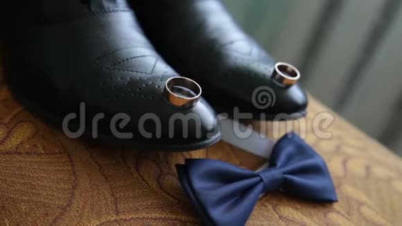 商人穿着经典优雅的鞋子婚礼当天新郎穿鞋系鞋带准备视频的预览图
