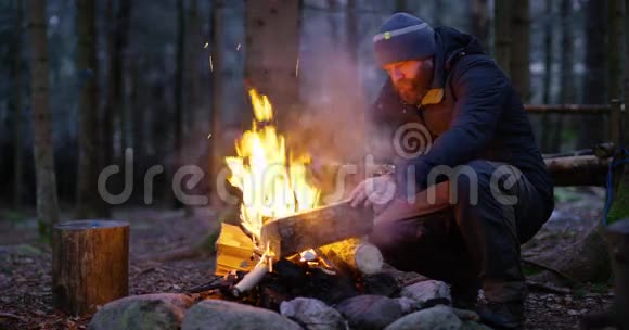 成年男子在森林的室外点燃篝火视频的预览图