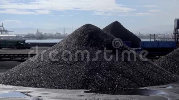 塔拉戈纳港大量煤炭库存视频的预览图