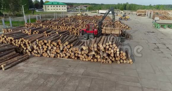 机械手卸原木的卡车木工工厂的工作设备工厂的工作锯木厂的工作视频的预览图