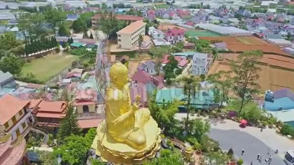 大佛纪念碑上方旋转对抗城市景观视频的预览图