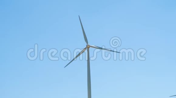 在塞浦路斯拉纳卡风车对抗蓝天可再生替代能源资源风力涡轮机视频的预览图