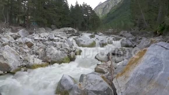 山河的全景泥石流的后果视频的预览图