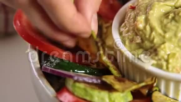 食品造型鳄梨酱配蔬菜早餐视频的预览图
