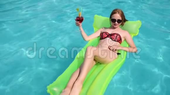 水上派对穿比基尼的女孩躺在充气沙滩床垫上进入池边女的穿着五颜六色的泳衣视频的预览图