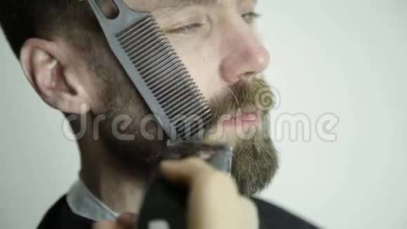 女理发师在发廊给成年男子理发在工作场所理发视频的预览图