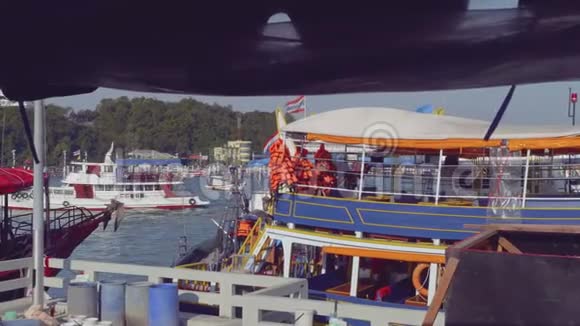 船在芭堤雅港等待游客和潜水员视频的预览图