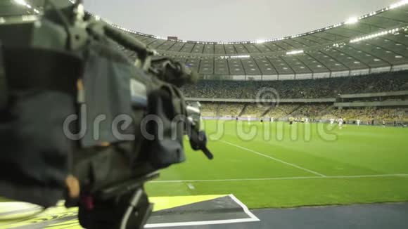 在一场足球比赛中在体育场看电视电视视频的预览图