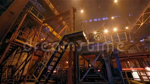 钢铁厂建筑和火花广泛的全景视频的预览图